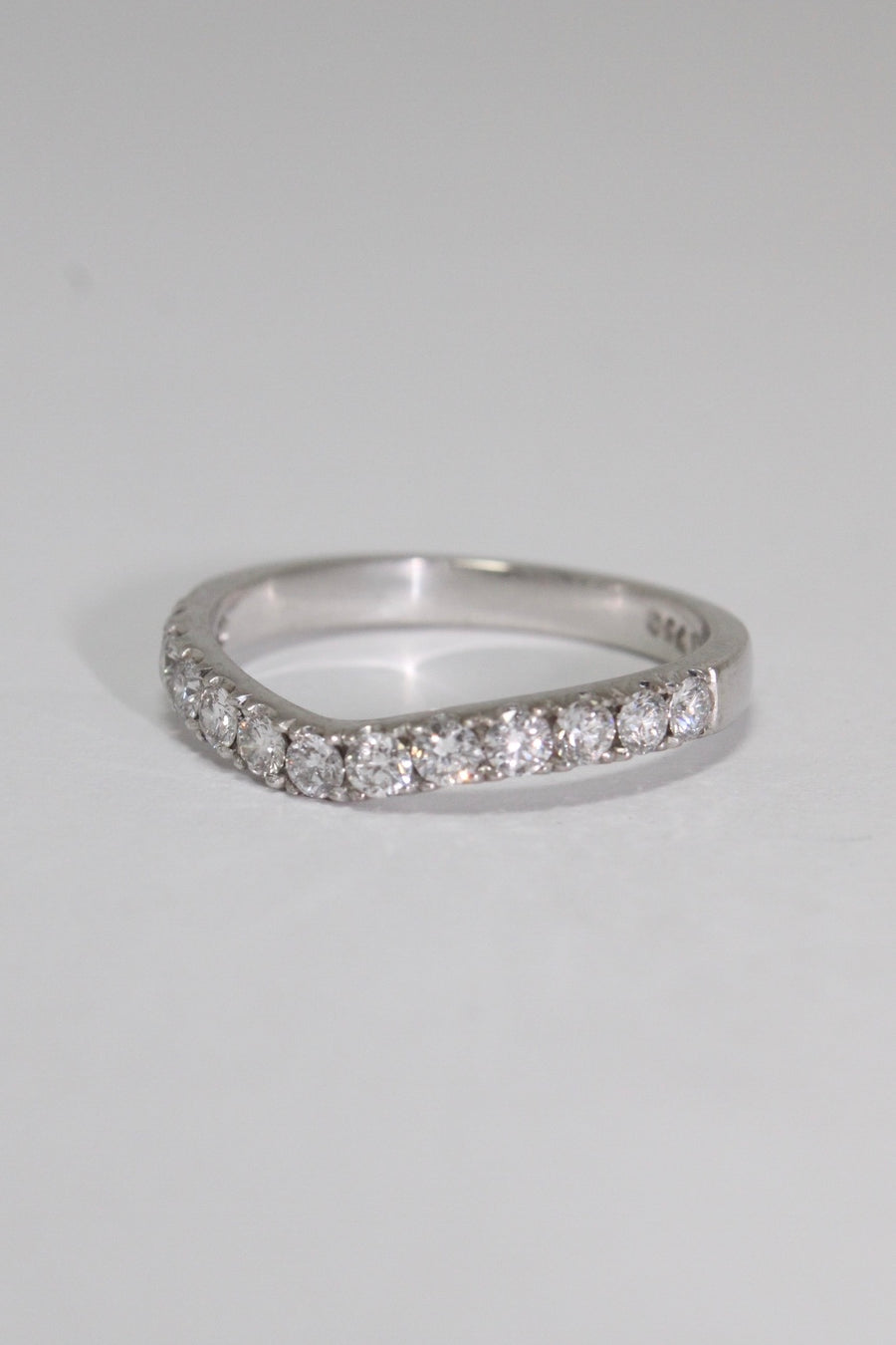 18ct White Gold Shaped Round Brilliant Cut Diamond Ring